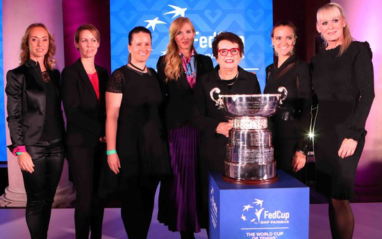 Gubacsi Zsófia, Mandula Petra, Kapros Anikó, Szabó Tünde, Billie Jean King, Szávay Ágnes és Temesvári Andrea a trófeánál