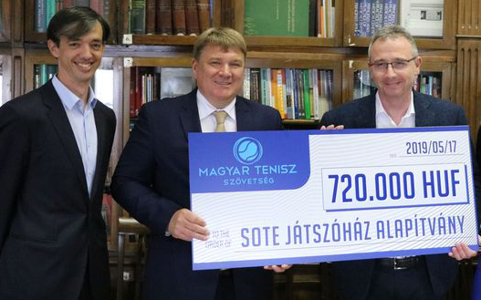 Richter Attila főtitkár és dr. Szűcs Lajos MTSz-elnök, valamint dr. Garami Miklós, a SOTE osztályvezetője - Fotó: huntennis.hu