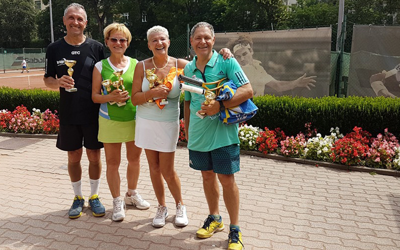 A 60+ vegyespáros döntője után, balról a háromszoros bajnok Szekrényes Zsolt A 60+ vegyespáros döntője után, balról a háromszoros bajnok Szekrényes Zsolt
