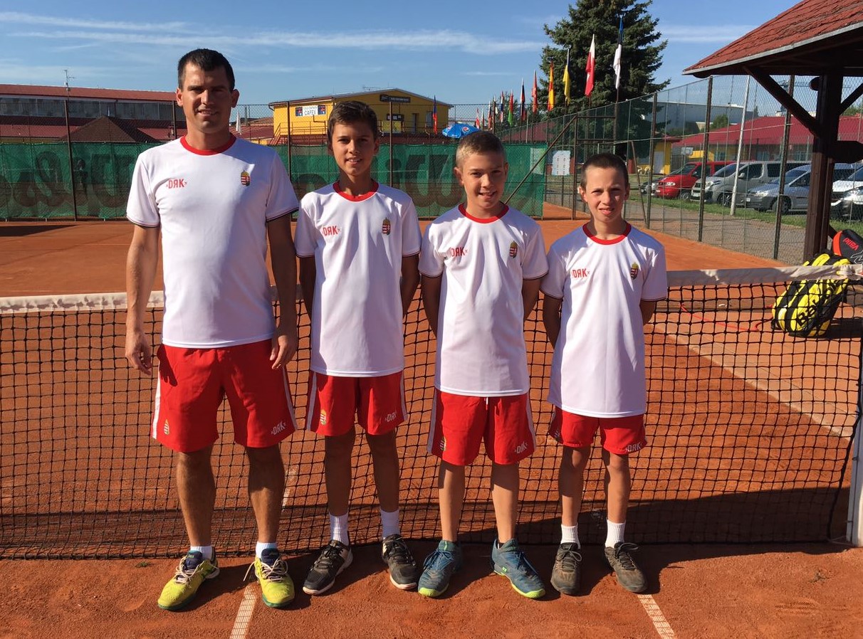 Az U12-es fiú csapat Az U12-es fiú csapat