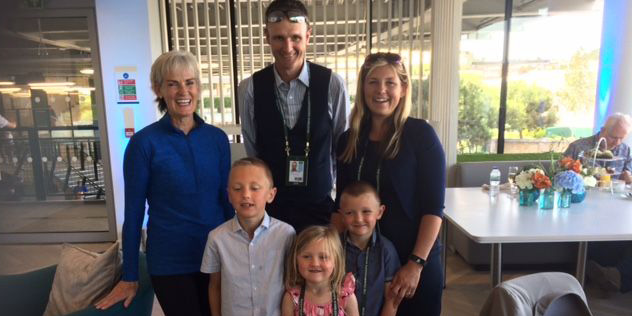 Judy Murray (balról) a kitüntetett Puskás Zsuzsannával (a kép jobb szélén) és a magyar tanárnő családjával Wimbledonban