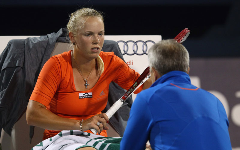 Caroline Wozniacki hallgatja a tanácsokat edző-édesapjától, Piotr Wozniackitól