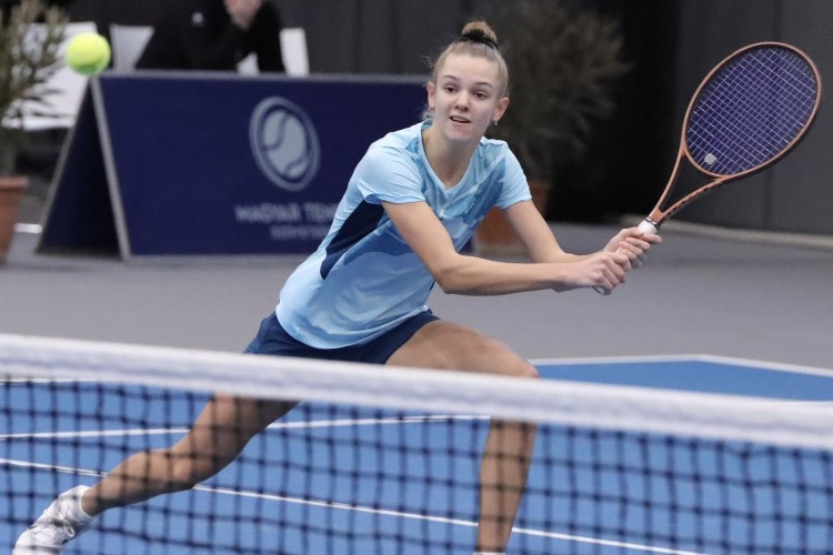 Mihálka a felnőttek között menetel