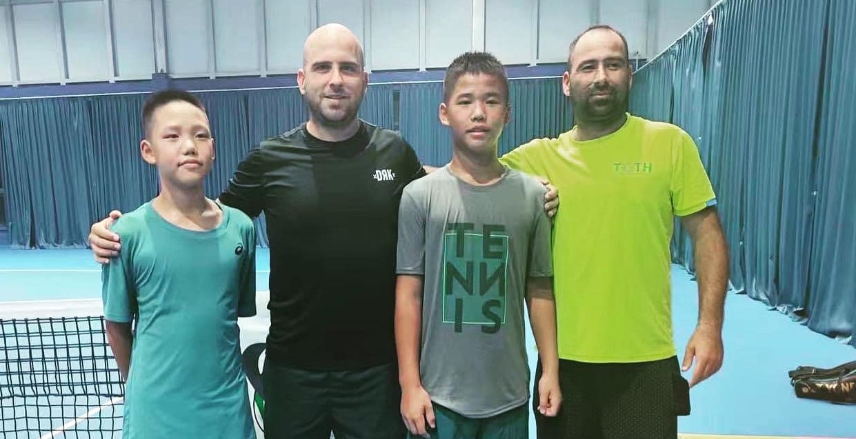 Tóth Csongor és Bence korosztályos kínai topjátékosokkal, utóbbi teniszakadémiát vezetett halála előtt Shanghajban 